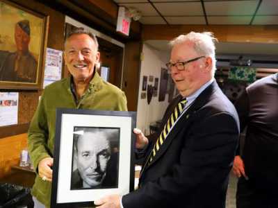 Il 2 dicembre del 2016 Paola ha inviato una copia alla sede di Freehold dell�American Legion, che accoglie i veterani di guerra statunitensi e a cui Springsteen � molto legato. E l�8 marzo scorso il signor Carl, membro dell'associazione, la ha avvisata dell�avvenuta consegna a Bruce
